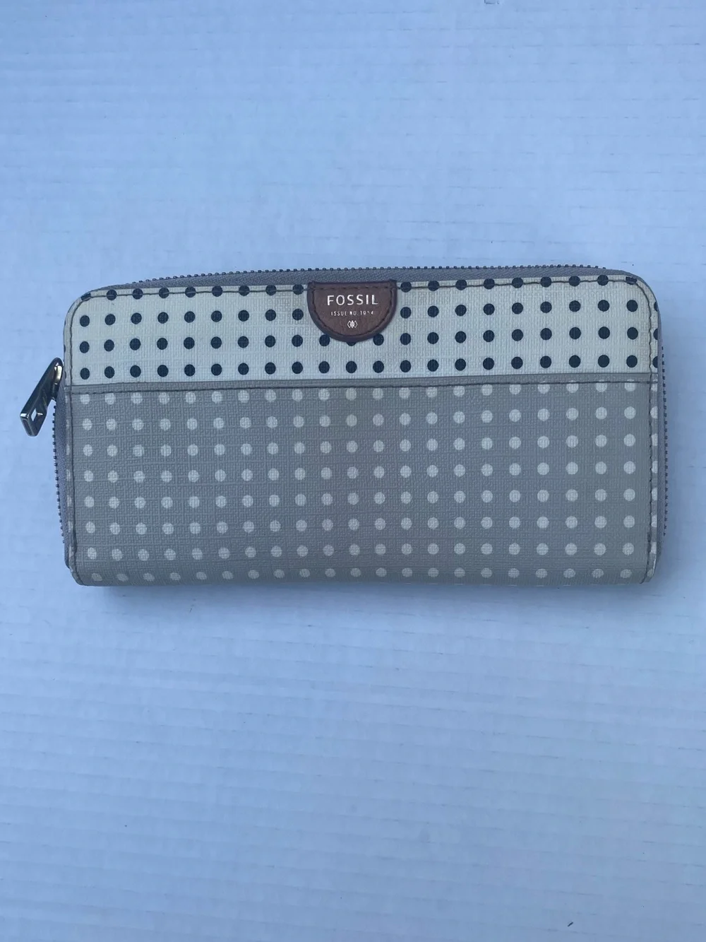Fossil Polka Dot Zip Wallet in Cream, Black & Gray🤍🖤
